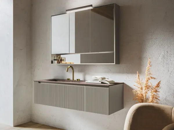 Fugenloser Waschtisch mit Unterschrank, Serie VERTIGO EVO, 135 x 45 cm und Spiegelschrank. Individuell geplanter Waschplatz nach Maß.